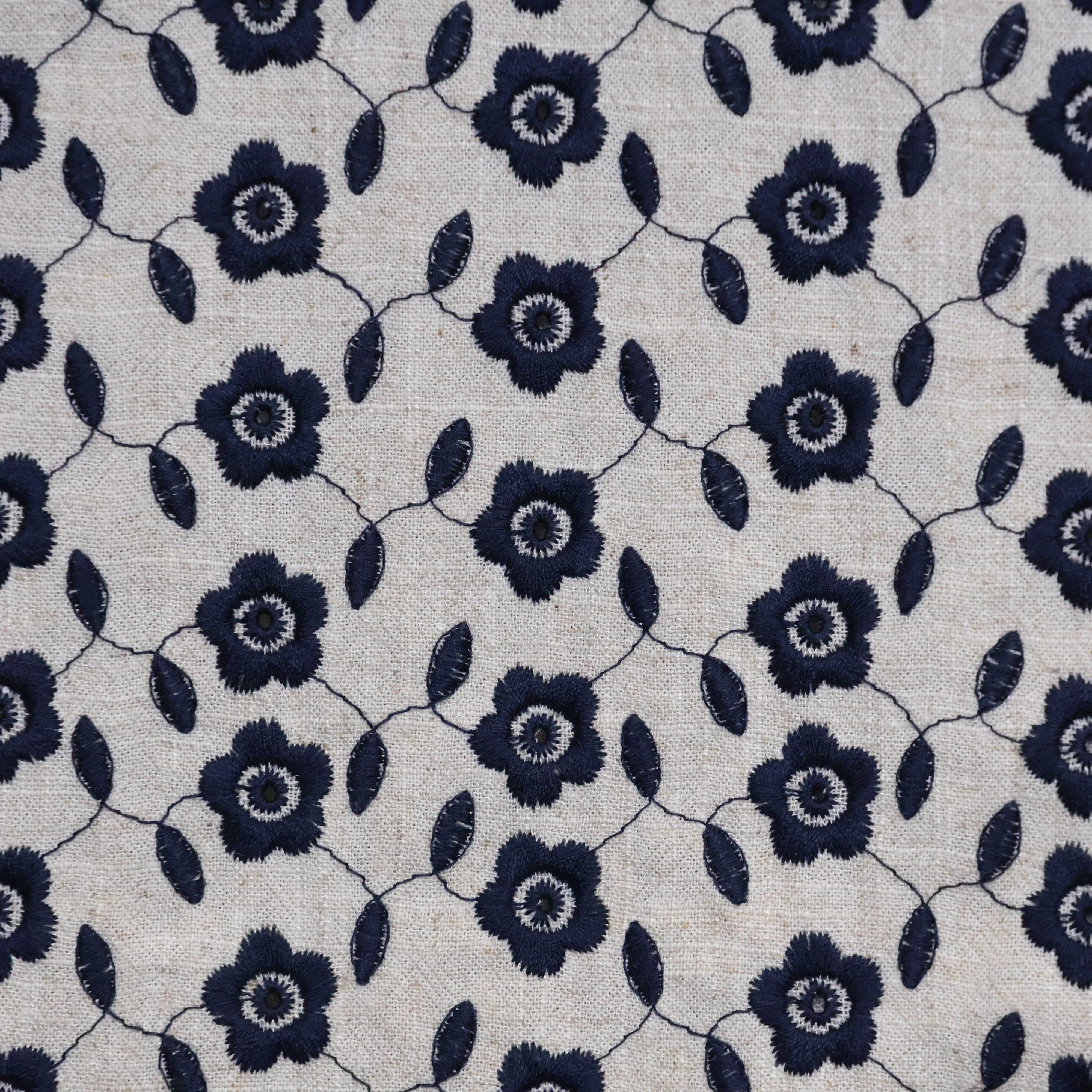 Viscosemengeling gebroken wit met geborduurde blauwe bloemen